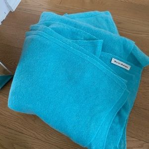 White + warren Cashmere Travel wrap Blue